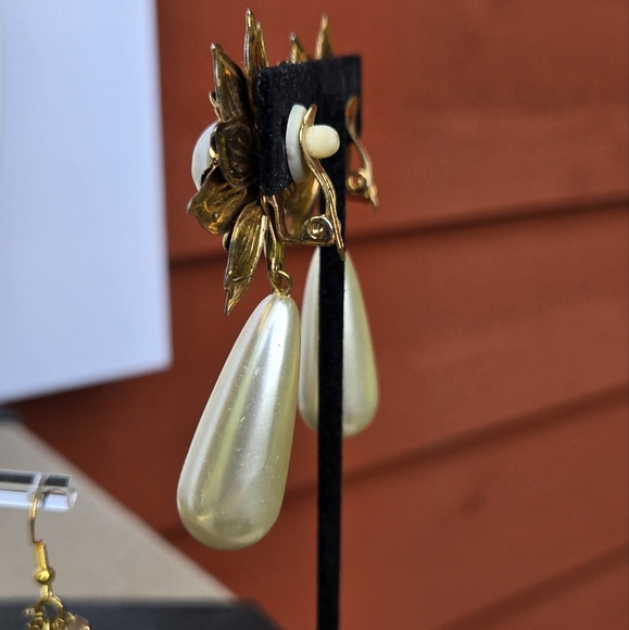Vintage Black Gold Metal Floral Drop Fuax Pearl Clip On Earrings - Picture 9 of 15